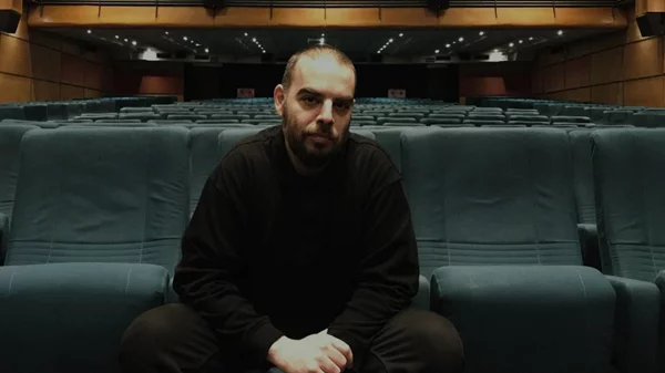 Ο Φωκίων Μπόγρης μας «κόβει» νεονουάρ «Πρόστιμο»