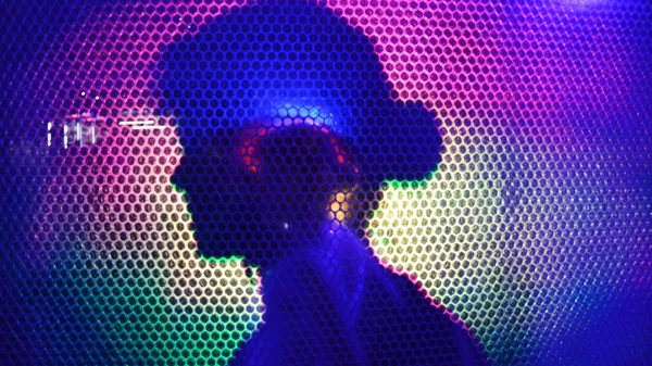 Έχεις κοιτάξει ποτέ τον εαυτό σου μέσα από μια βιτρίνα;