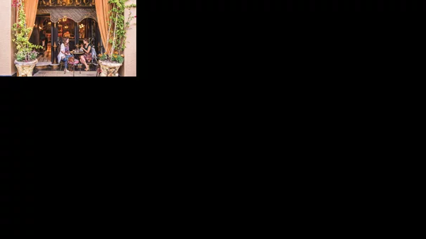 Όλη η Αθήνα συζητά το «Back Door» στου Ψυρρή