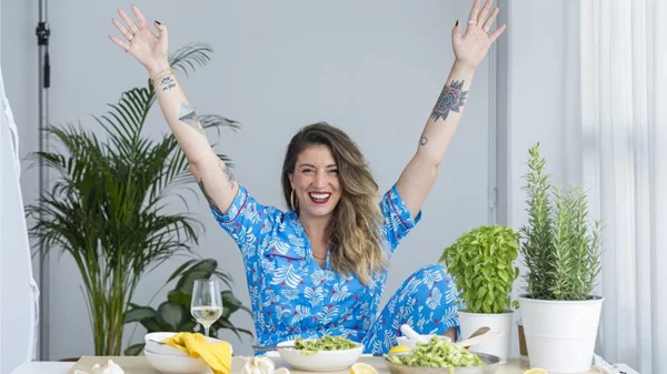 H «Madame Ginger» μαγειρεύει στο OPEN