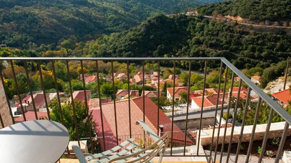 Η «Ρούγα της Βαμβακούς» είναι ο νέος ξενώνας που μας προσκαλεί για εκδρομή στον Πάρνωνα