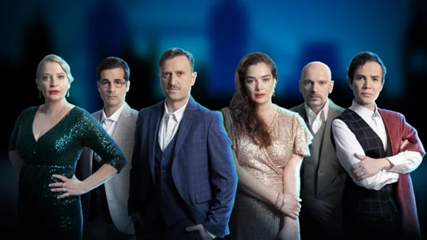 Έξι παραστάσεις που μας βγάζουν σε ταράτσες και αυλές