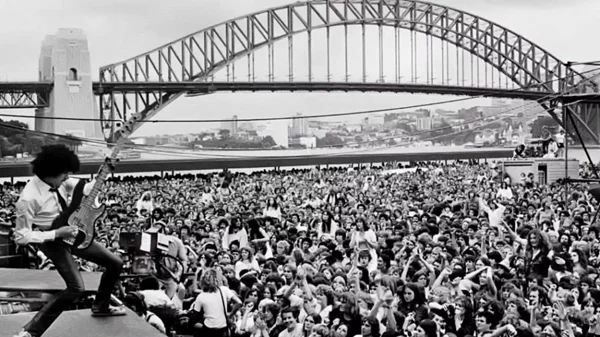 Η Έμερ Ρέινολντς γράφει για το «δικό της» Φιλ Λάινοτ των Thin Lizzy