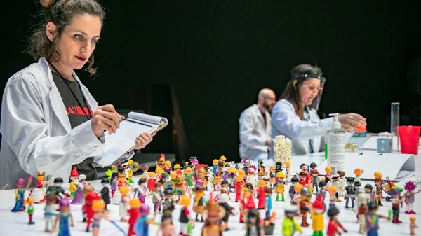 «Babybird Babybird»: η παράσταση που ψάχνει την απάντηση στο ερώτημα «Γιατί (δεν) κάνουμε παιδιά;»