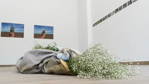 Σε έναν νέο πολιτιστικό χώρο στην Callirrhoe λάμπουν τα ακατέργαστα διαμάντια της πολιτικής τέχνης της Γουατεμάλας 