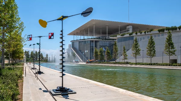 Ξεκινάει το «Takis: Κόσμος σε Κίνηση»: Δείτε φωτογραφίες από τα εντυπωσιακά γλυπτά στο «Νιάρχος»