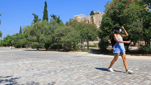 Άρση περιορισμών: Ελεύθερες και χωρίς μάσκες μετακινήσεις, πιο χαλαρά μέτρα σε πλαζ και εστίαση