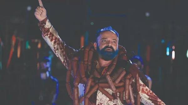 Κωνσταντίνος Αβαρικιώτης: «Οι πολιτικοί είναι σαν μικρά παιδιά που παίζουν, αλλά είναι επικίνδυνα γιατί έχουν την εξουσία»