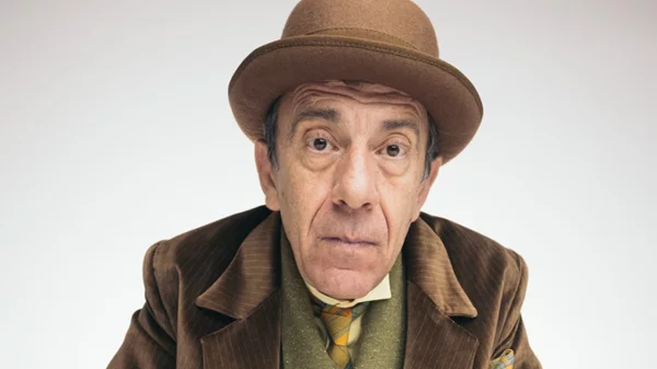 Ο Μανώλης Μαυροματάκης είναι ο Λουκής Λάρας