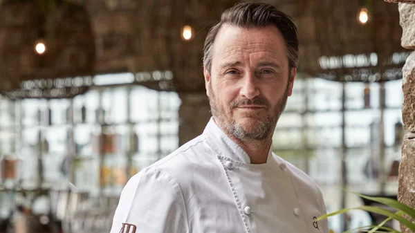 Τι μαγειρεύει ο Jason Atherton στη Μύκονο; Δοκιμάσαμε το πολυαναμενόμενο εστιατορικό project