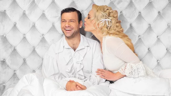 Νέα ημερομηνία πρεμιέρας για το «Νυφικό κρεβάτι»