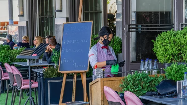 Αλλαγές σε εστίαση και διασκέδαση: Χώροι δύο ταχυτήτων και προνόμια σε εμβολιασμένους