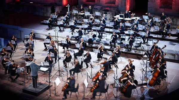 Οι εμβληματικοί «36 Ελληνικοί Χοροί» του Σκαλκώτα από Φιλαρμόνια και Φιδετζή στο Ηρώδειο: μάθημα μουσικής πατριδογνωσίας