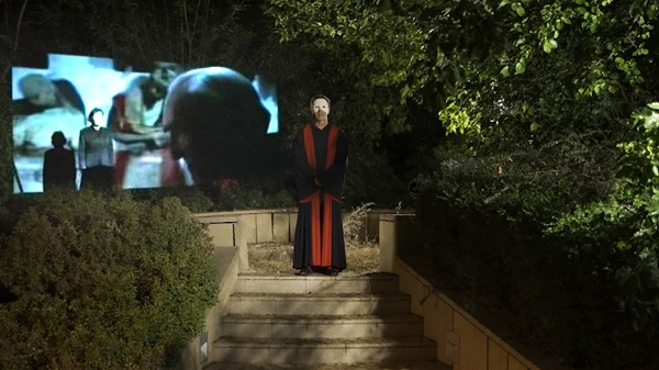 Μια σκοτεινή περφόρμανς για το «Φάντασμα της Ελευθερίας» στο Αίθριο του Μεγάρου