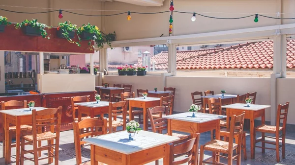 Τα Καραμανλίδικα του Φάνη: Ατόφιες γεύσεις στην ταράτσα του μεζετζίδικου