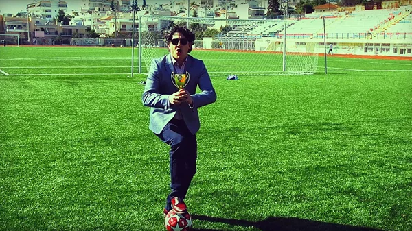 «Όπερα ποδοσφαίρου»: Ο Λευτέρης Βενιάδης βάζει γκολ στις συμβάσεις του μουσικού θεάτρου