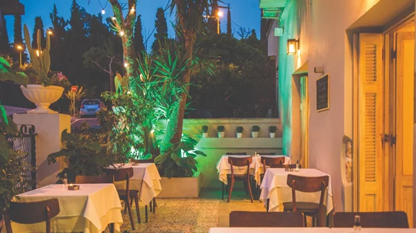 Γεύσεις κλασικής αθηναϊκής αστικής μαγειρικής στον «Ρόδακα» στο Μετς