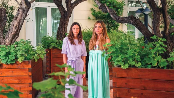 Στέισι Μάρτιν & Ναυσικά Γκερί Καραμαούνα λένε «I Love Greece» από τη Σέριφο ως την Αθήνα