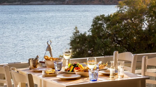 Σαρδελάκι... με θέα: Η αφρόκρεμα της αθηναϊκής ριβιέρας στο πιάτο