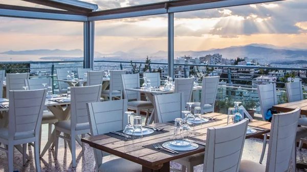 Μπαλκόνι στις Κυκλάδες: Η καλύτερη θάλασσα είναι στο βουνό