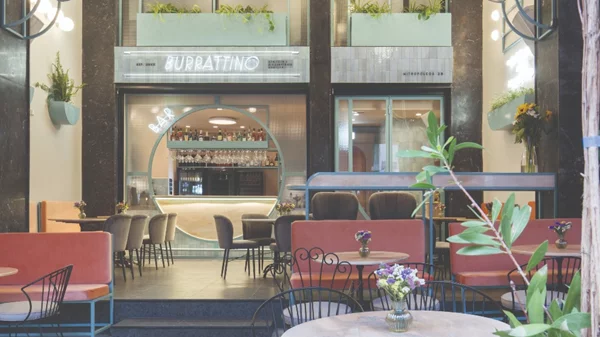 Burratino: Ιταλιάνικη spritz στην αυλή της οδού Μητροπόλεως