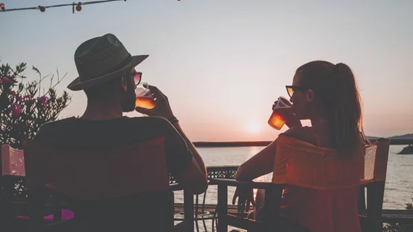 Ταξιδεύοντας με ένα κοκτέιλ σε ξεχωριστά μπαρ σε όλη την Ελλάδα 