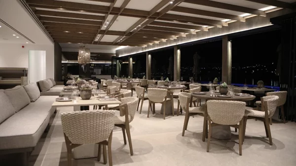 Μια βραδιά στο ολοκαίνουργιο «Cove» της Μυκόνου