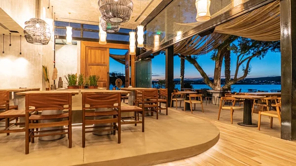 «Nakal»: σαν σε διακοπές στο Πόρτο Ράφτη