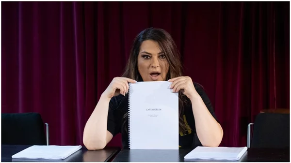 Ξεκίνησαν οι αναγνώσεις για το «Cavewoman» με την Κατερίνα Ζαρίφη