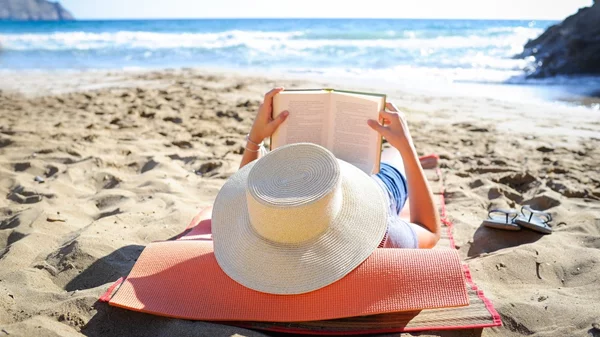 10 βιβλία που θα σας ταξιδέψουν σε ονειρικά αλλά και οδυνηρά μονοπάτια το καλοκαίρι του 2021