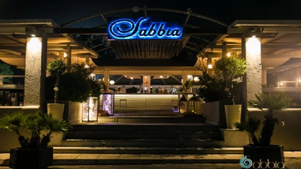 Το S.Pellegrino και το Acqua Panna χαρίζουν τη δροσιά τους στο «Sabbia»