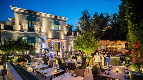 Tα bars της πόλης αγκαλιάζουν το ρεύμα της nikkei κουλτούρας 