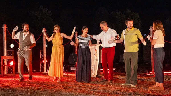 10 + 3 παραστάσεις που περιοδεύουν και αξίζουν