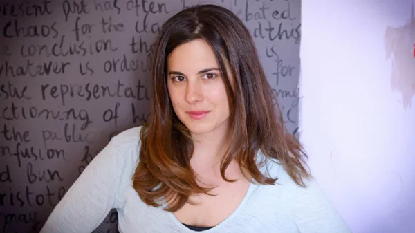 Γιολάντα Μαρκοπούλου: "Η Μικρή Αμάλ αντιπροσωπεύει εκτοπισμένα, ασυνόδευτα παιδιά, δεν είναι απλά μια μαριονέτα που περιφέρεται"