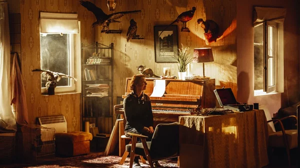 "Κομμάτια μιας γυναίκας": Ο Κόρνελ Μούντρουτσο μεταφέρει το τραύμα της απώλειας στη σκηνή