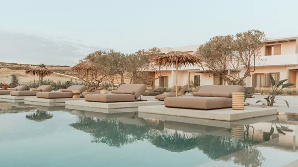 Το «Cove Paros» είναι η πιο ντιζαϊνάτη άφιξη στο νησί 
