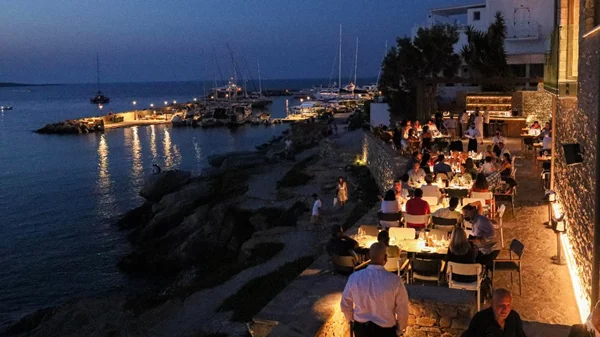 Το «Deck» είναι ένας κοσμοπολίτικος γευστικός πολυχώρος στα μέτρα της Νάουσας της Πάρου