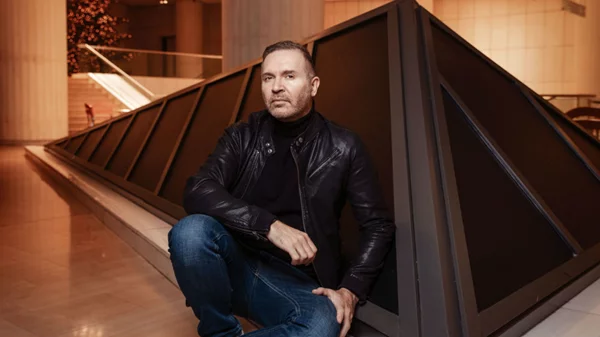 Ο Γιώργος Βάλαρης μιλάει αποκλειστικά στο «α» για τον Μίκη Θεοδωράκη και την παράσταση που αφιερώνει στη μνήμη του