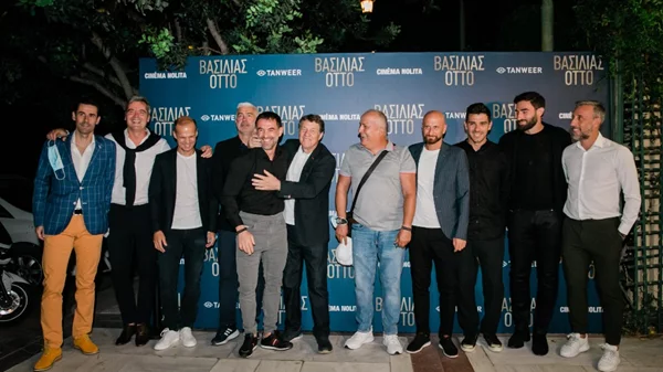 Λίγο πριν βγει στα σινεμά, ο "Βασιλιάς Όττο" έφερε την κούπα του Euro 2004 στο Ζάππειο