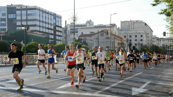 Η Αθήνα ξανά στο πόδι: Επιστρέφει ο Ημιμαραθώνιος στη μνήμη του Μίκη Θεοδωράκη
