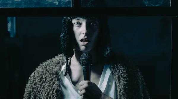 Το «Κορίτσι που γίνεται γορίλας και άλλες ιστορίες ανάρρωσης» κάνει ντεμπούτο στη σκηνή