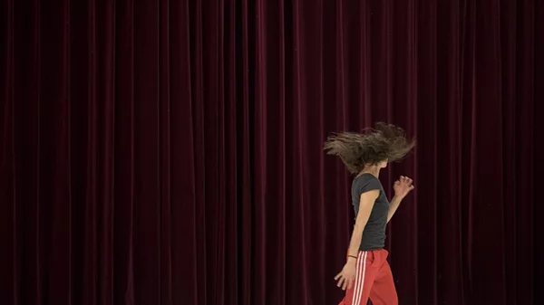 Το εκπαιδευτικό εργαστήριο Breaking Art 1518 καλεί νέους και νέες να σπάσουν τα δεσμά της τέχνης