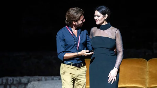 Τομ Βολφ: «Η Μόνικα Μπελούτσι έχει την ιδανική φωνή για να ζωντανέψει τις επιστολές της Μαρίας Κάλλας»