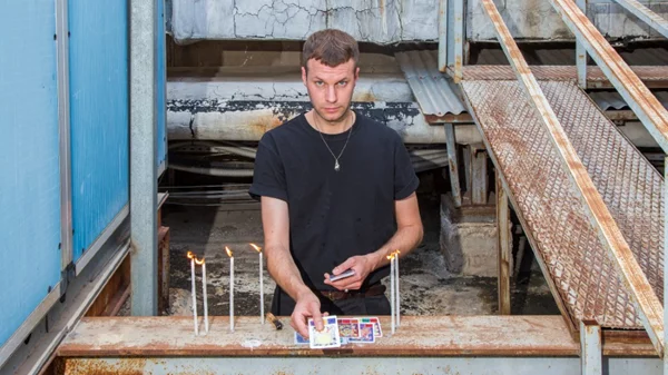 Athens Biennale 7: Μέσα στην «Έκλειψη» των καιρών μας – Διαλέξαμε έξι συμμετοχές που συναρπάζουν