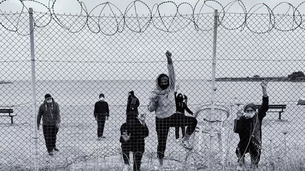 Νέοι ερμηνευτές συνομιλούν με τις «Ικέτιδες» στο λόφο των Νυμφών