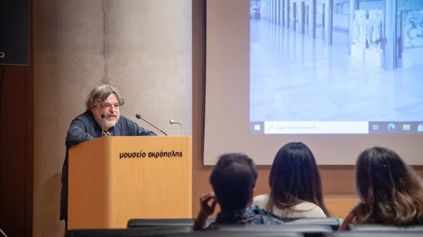 Το μουσικό-κινηματογραφικό φιλμ «Παραλλαγές πάνω σε μιαν αχτίδα» του Δημήτρη Παπαδημητρίου εμπνέεται από ποιήματα του Ελύτη