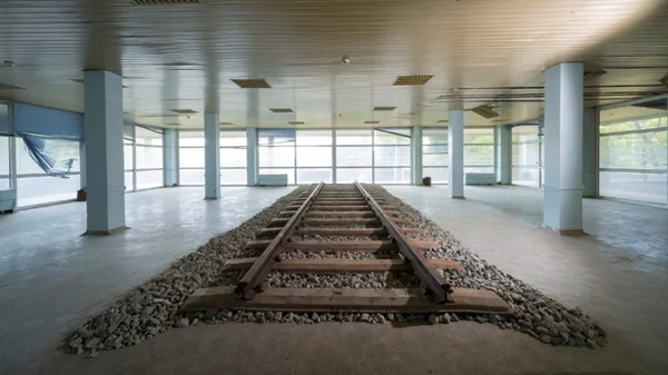 Μέσα στο Δαφνί, με μια εντυπωσιακή έκθεση σύγχρονης τέχνης που ορίζει την πραγματικότητα αλλιώς