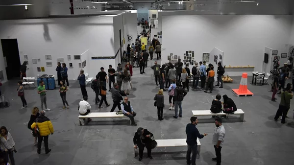 Platforms Project 2021: Η διεθνής φουάρ ανεξάρτητης τέχνης επιστρέφει στην έδρα της – το φυσικό χώρο