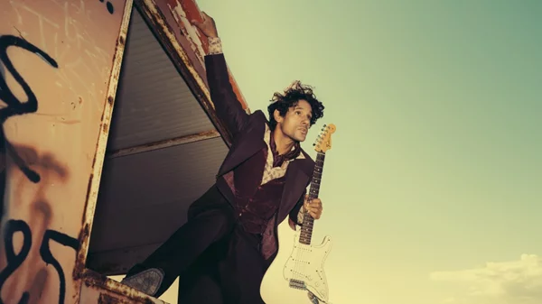 Ο Πάνος Βλάχος είναι ο «αναρχικός» που φέρνει στη σκηνή ο Γιάννης Κακλέας