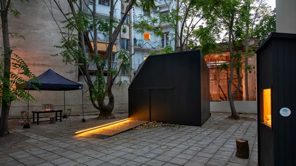 "Έργο για έναν άνθρωπο μονάχα": Στην μοναδική σωζόμενη "Μάντρα" της Αθήνας ακούγονται, επιτέλους, όσα δεν έχουν ειπωθεί